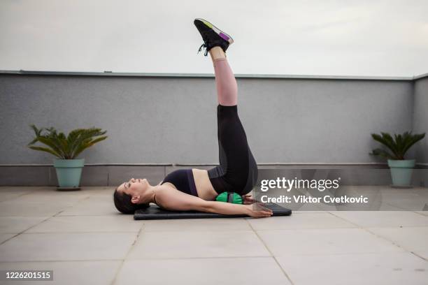 運動員婦女享受艱苦的鍛煉 - yoga ball work 個照片及圖片檔