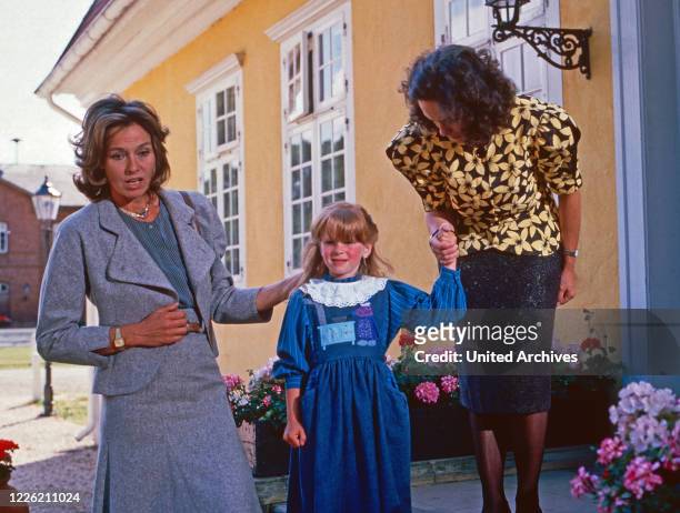 Das Erbe der Guldenburgs, Fernsehserie, Deutschland 1986 - 1988, Folge: "Das fremde Land", Darsteller: Eva Renzi, Tatjana Angelique Gast, Astrid...
