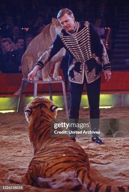 Karlheinz Böhm, österreichischer Schauspieler, bei der Tigerdressur in der Zirkussendung "Stars in der Manege", Deutschland 1986