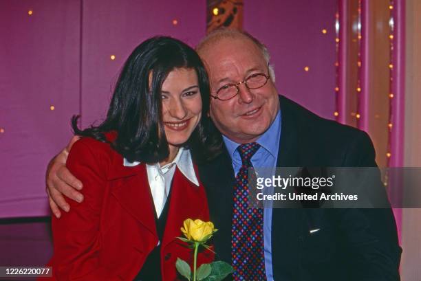 Norbert Blüm, Bundesarbeitsminister, mit der italienischen Sängerin Laura Pausini, Deutschland 1994