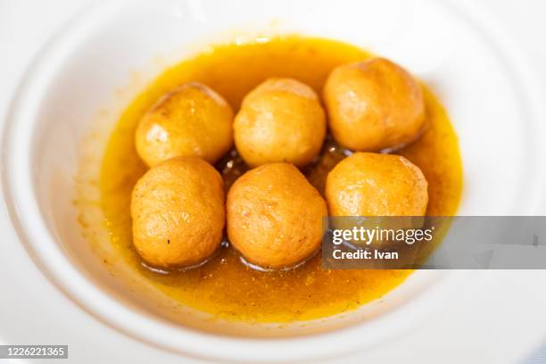 traditional hong kong dim sum, food, curry fish ball - hong kong street food stock pictures, royalty-free photos & images