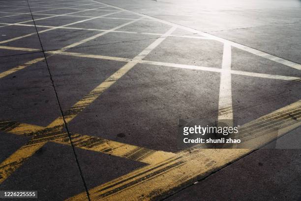 road signs on asphalt - yellow line stockfoto's en -beelden