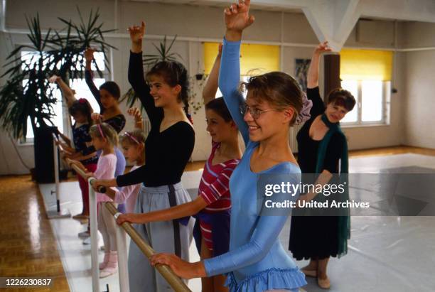 Neues vom Süderhof, Fernsehserie, Deutschland 1991 - 1997, Folge: Peggy will tanzen Darsteller: Pamela Großer, Thea Frank, Yvonne Jungblut, Felicitas...