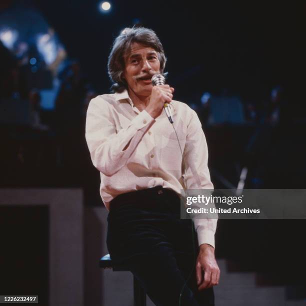 Jean Ferrat, französischer Sänger und Komponist, bei einem Auftritt in der Musiksendung "Liedercircus", Deutschland 1982