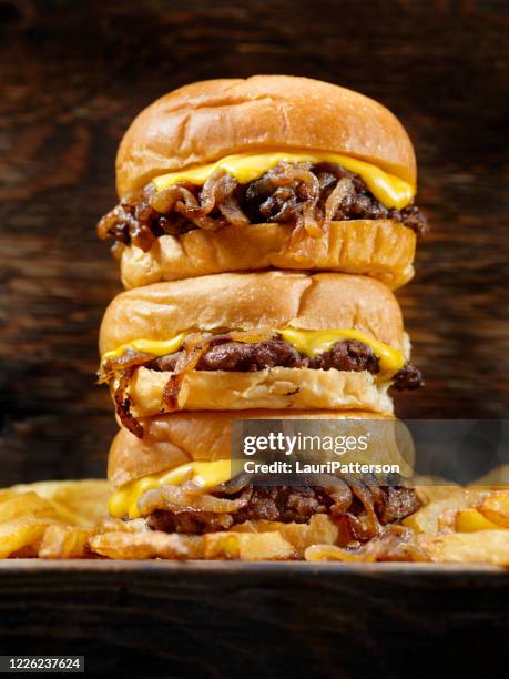 o famoso hambúrguer de cebola frita com queijo e batatas fritas - cebola - fotografias e filmes do acervo