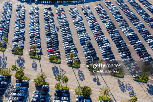 luchtmening van geparkeerde auto's - convoy stockfoto's en -beelden