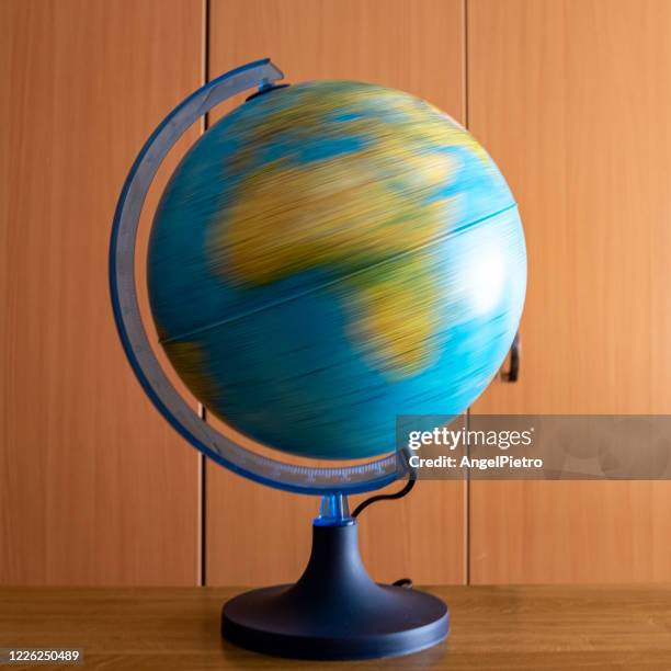 rotational motion of the earth - mapa mundi stockfoto's en -beelden