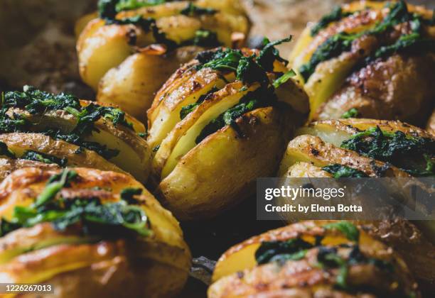 roasted potatoes - nieuwe aardappel stockfoto's en -beelden