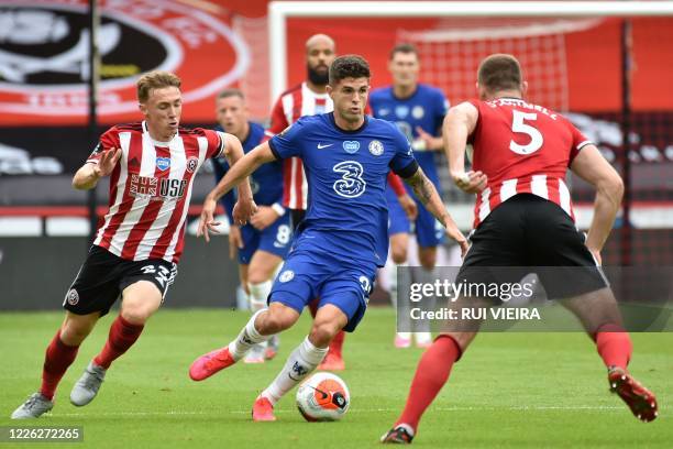 Chelsea's US midfielder Christian Pulisic vies with Sheffield United's English midfielder Ben Osborn and Sheffield United's English defender Jack...