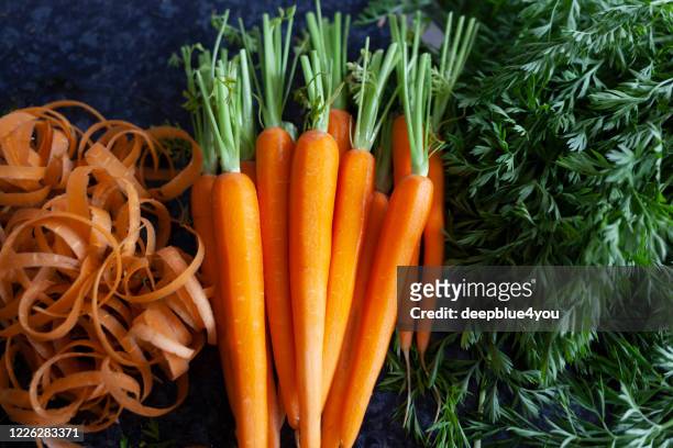 bouquet de carottes biologiques fraîches et pelées - éplucher photos et images de collection