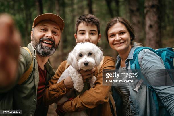 familie selfie - family with dog stockfoto's en -beelden