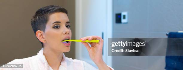 frau, die zähne im badezimmer wäscht - man washing his teeth stock-fotos und bilder