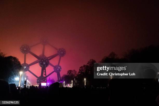 atomium illuminated at new years eve - atomium brüssel stockfoto's en -beelden