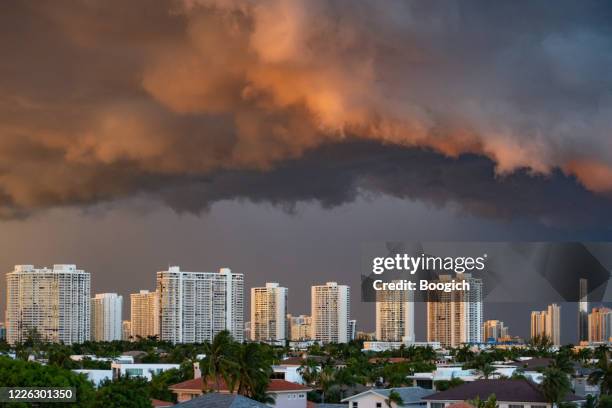 edifícios de elevação de aventura com céu escuro - chuva torrencial - fotografias e filmes do acervo