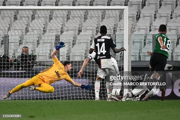 Atalanta's Ukrainian midfielder Ruslan Malinovskyi shoots to score past Juventus' Polish goalkeeper Wojciech Szczesny during the Italian Serie A...