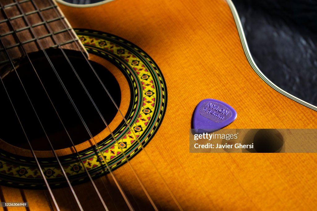 Guitarra clásica o criolla y púa de guitarra