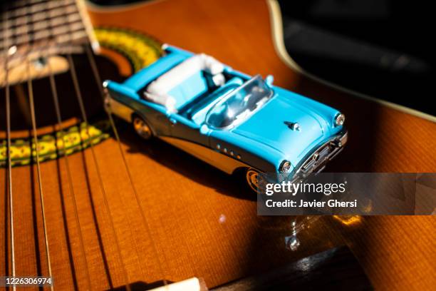 guitarra clásica o criolla y auto antiguo descapotable en miniatura (diecast) - descapotable stock pictures, royalty-free photos & images