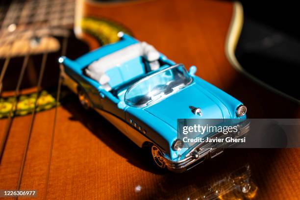 guitarra clásica o criolla y auto antiguo descapotable en miniatura (diecast) - descapotable stock pictures, royalty-free photos & images