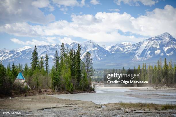 summer hike in canadian rockies - wigwam stock-fotos und bilder