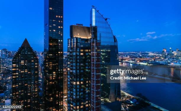 high angle view of upper east side and east river - new york - east river stock-fotos und bilder