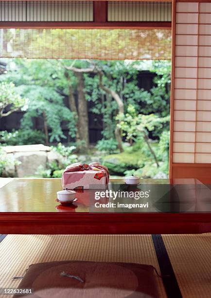 traditional japanese room - shoji fotografías e imágenes de stock