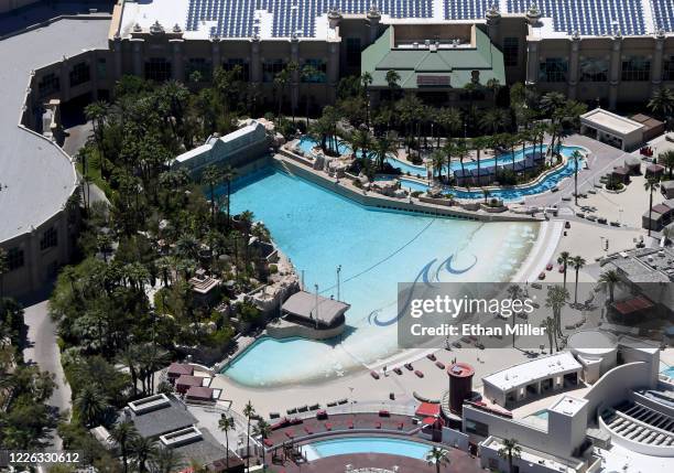 17 Mandalay Bay Wave Pool Photos & High Res Pictures - Getty Images