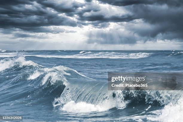 surfwellen meereslandschaft während tropischen zyklon extreme wettersturm - thunderstorm ocean blue stock-fotos und bilder