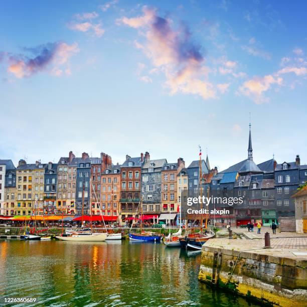 porto de honfleur, frança - normandy - fotografias e filmes do acervo