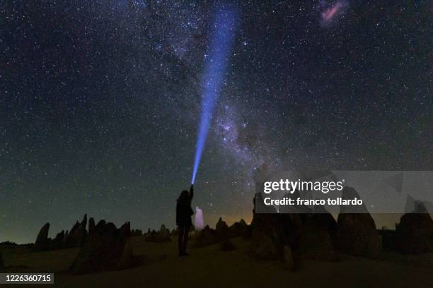 one light under the milky way - pinnacles australia stock-fotos und bilder