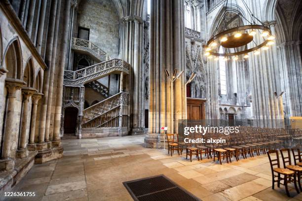 interior de la catedral de rouen - rouen fotografías e imágenes de stock