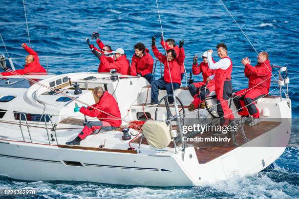 segelcrew auf segelboot auf regatta - sailing team stock-fotos und bilder