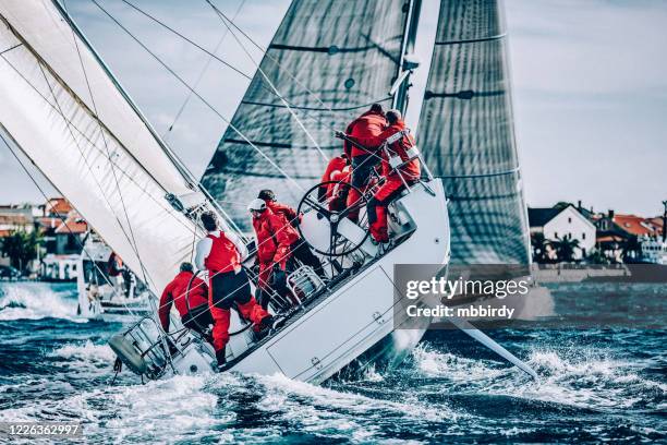 segelcrew auf segelboot auf regatta - sailing team stock-fotos und bilder