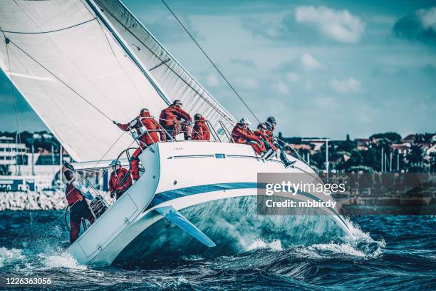 segelcrew auf segelboot auf regatta - sailing team stock-fotos und bilder