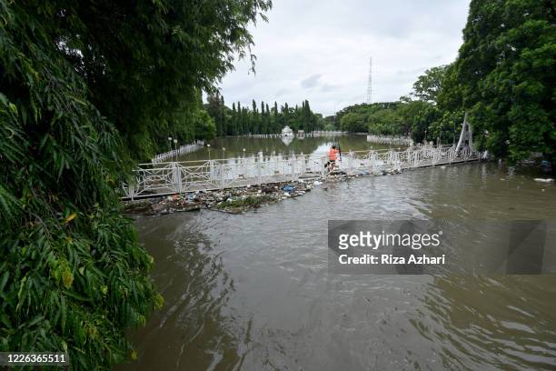 flooded in banda aceh, indonesia may 2020 - flood cleanup stock pictures, royalty-free photos & images