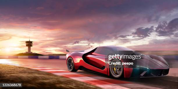 coche deportivo moviéndose a alta velocidad en el hipódromo al atardecer - ferrari fotografías e imágenes de stock