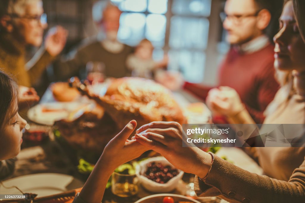 Prier avant le déjeuner de Thanksgiving!