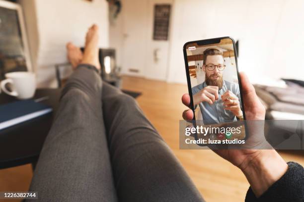 casual video-call-meeting auf einem smartphone von zu hause aus - smartphone angle isolated stock-fotos und bilder