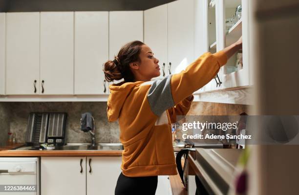 waar is mijn favoriete beker? - kabinet stockfoto's en -beelden