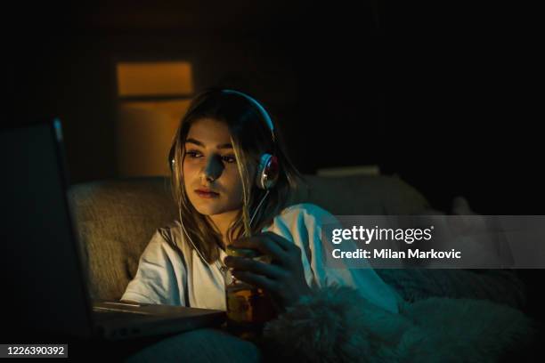 garota adolescente assistindo filme online - parte de uma série - fotografias e filmes do acervo
