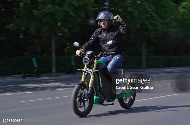 Motorcycles Actors Photos and Premium High Res Pictures - Getty Images