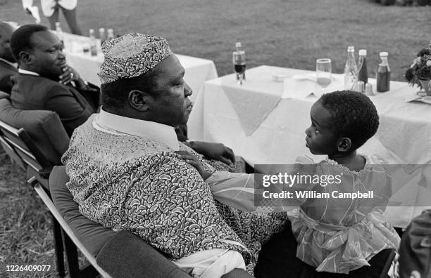 Idi Amin Dada Président de l'Ouganda accompagné de sa file Araba lors d'une journée exceptionelle de festivités à Kitgum , l'occasion pour le...