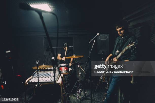 band practice - instrumento-baixo imagens e fotografias de stock