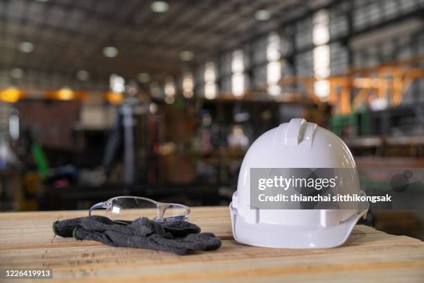 safety equipment industrial - casco de trabajo fotografías e imágenes de stock