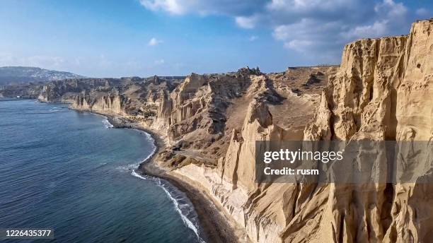 luftbild von sandklippen am vlihada beach auf der insel santorin, griechenland - akrotiri stock-fotos und bilder