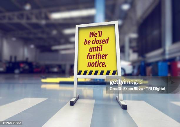 sign in front of the mechanic warning that they will be closed indefinitely due to the quarantine - car dealership covid stock pictures, royalty-free photos & images