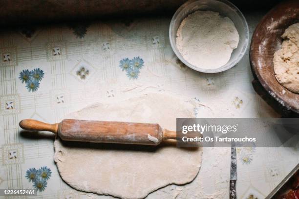 making dough - roll up stockfoto's en -beelden