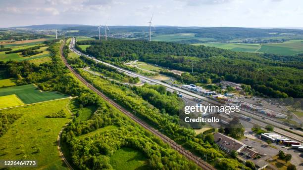 autostrada tedesca e binari ferroviari ferroviari ad alta velocità - vista aerea - autobahn foto e immagini stock