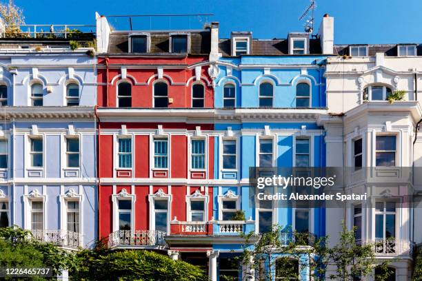 street with colorful townhouses in kensington and chelsea, london, england, uk - notting hill stockfoto's en -beelden