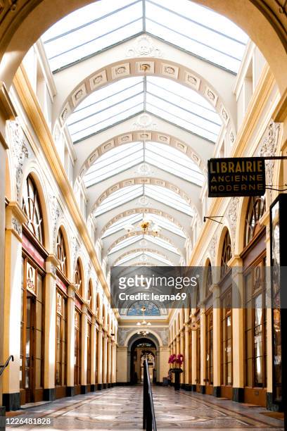 die vivienne galerie : die schönste überdachte passage in paris, ohne menschen. - jardin du palais royal stock-fotos und bilder