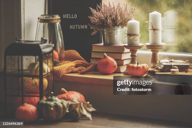 weitsicht auf herbstdekorationen auf fensterbank - holiday decoration stock-fotos und bilder